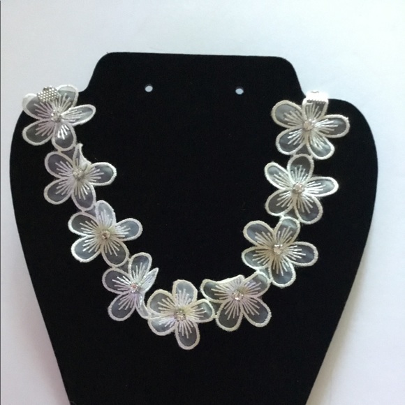 Jewelry - Vintage Handmade Flower Rhinestone Choker.